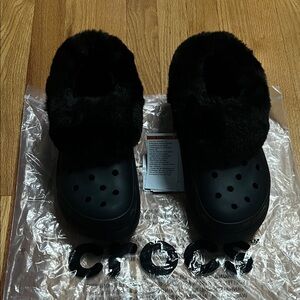 CROCS Black Fuzzy Lined Clogs
